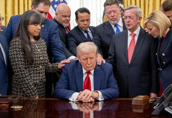 Donald Trump reza en la Casa Blanca, el 19 de marzo de 2025, con líderes religiosos de diversas confesiones de Estados Unidos. © Molly Riley / The White House, dominio público, vía Wikimedia Commons